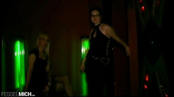 Lecksklave wird gezüchtigt, ausgepeitscht, gefesselt und als Sexsklave benutzt